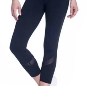 NWT! 🧘🏽 GAIAM Black Yoga Capri Leggings w/ Mesh Panels, Med